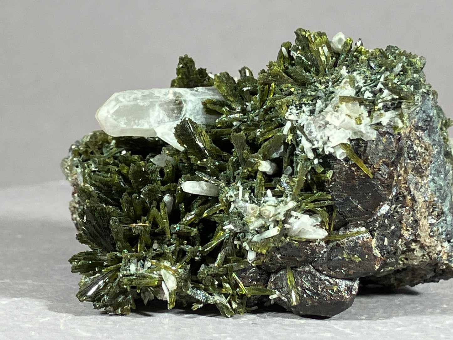 Epidot/Quarz/Granat - Gilgit/Pakistan ca. 5x4,5cm