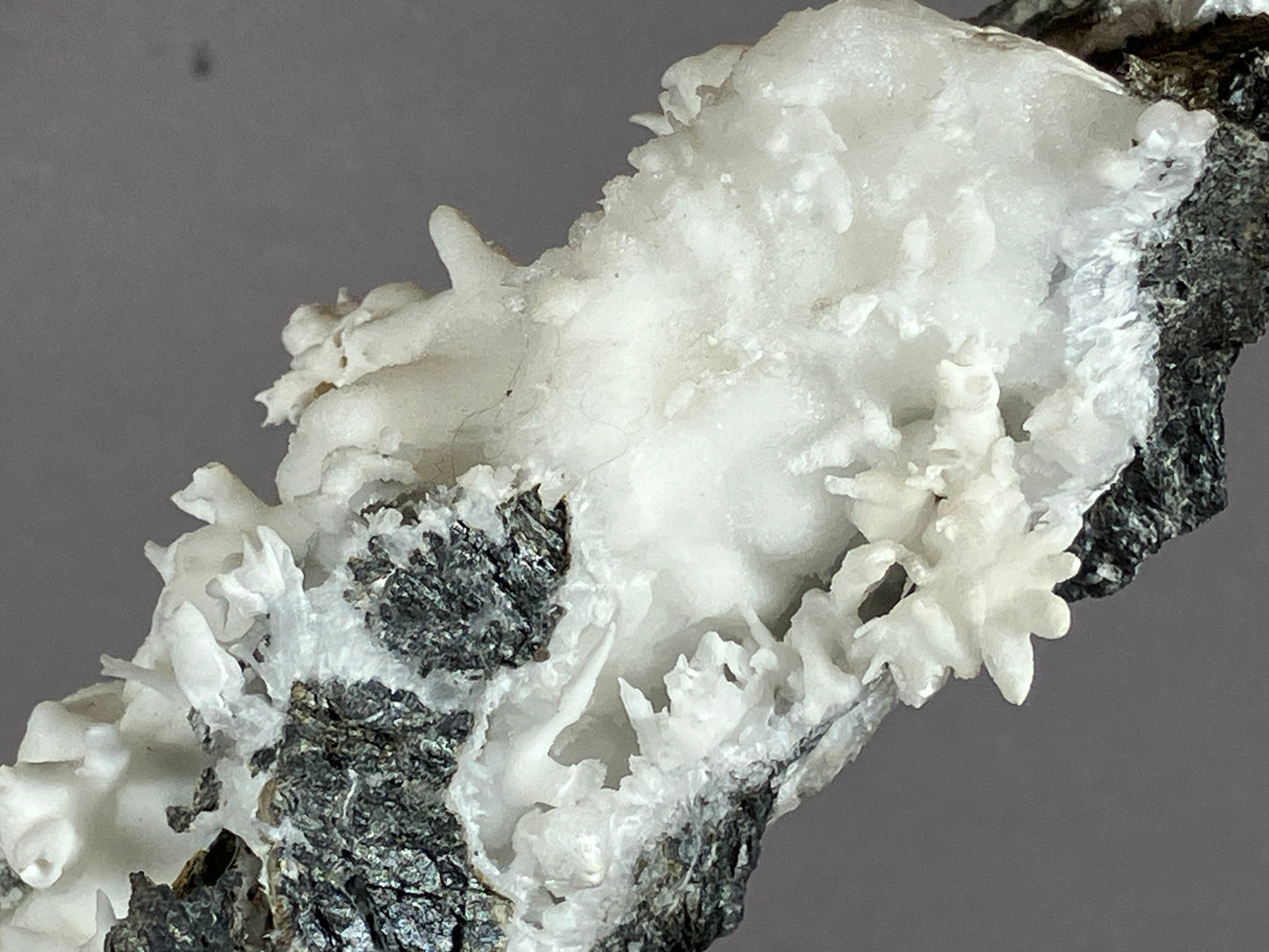 Aragonit/Eisenblüte - Pfunds/Tirol ca. 15x7cm