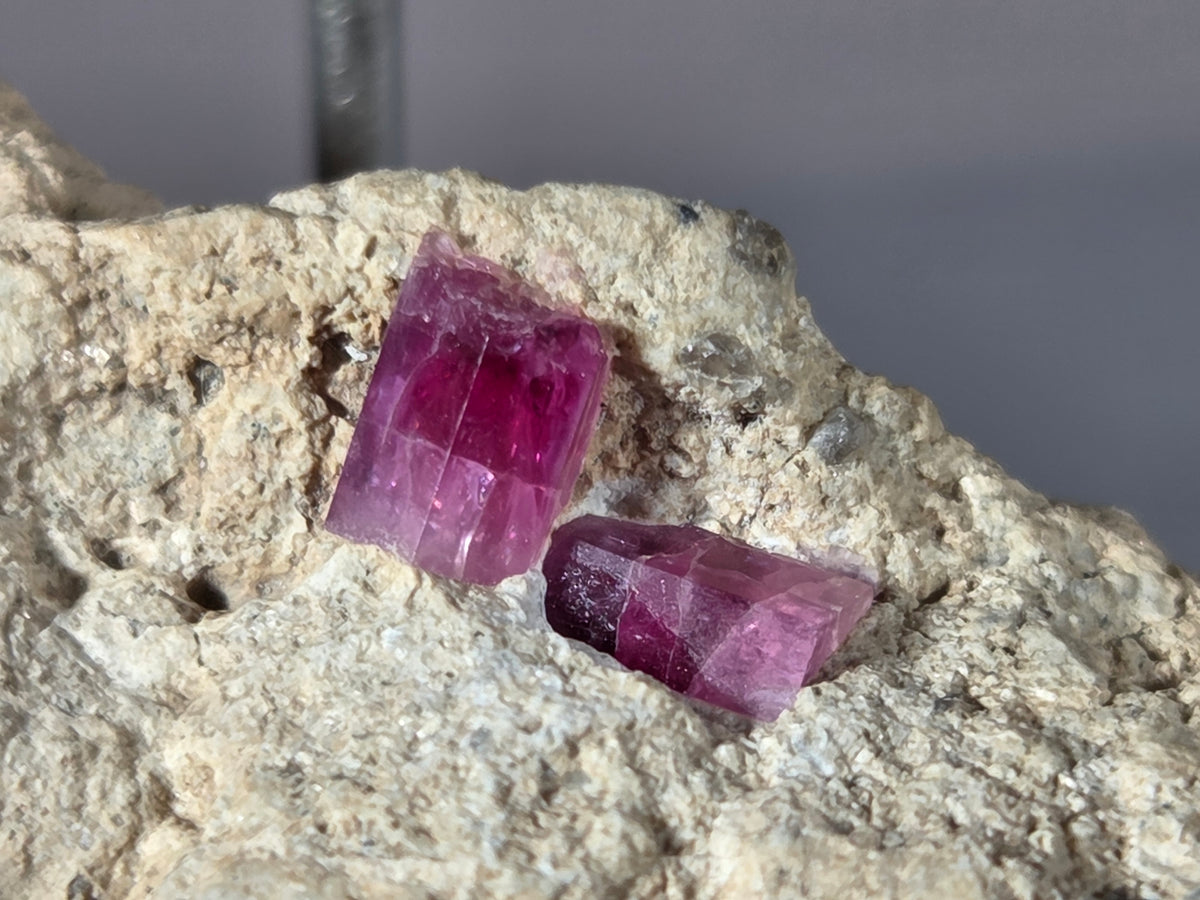 Roter Beryll - Utah/USA ca. 5,4x2,7cm