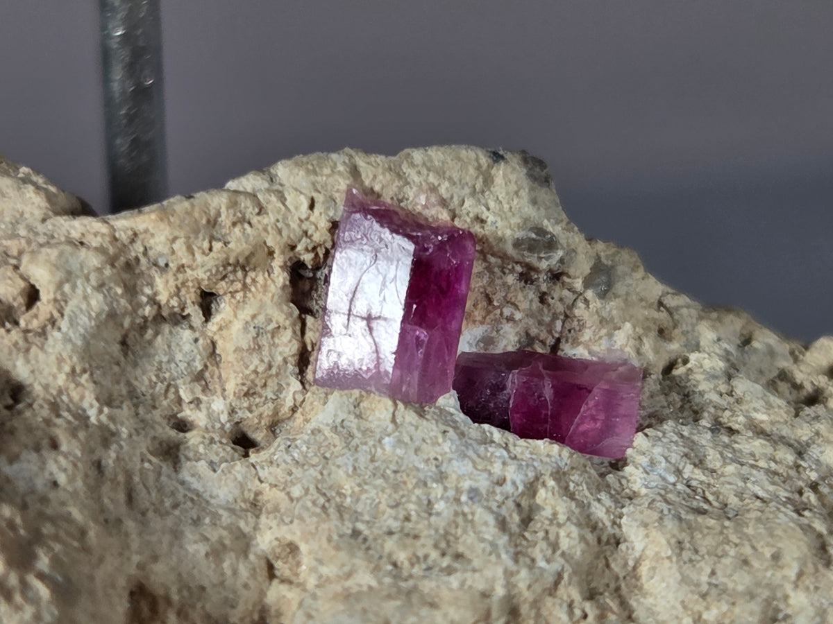 Roter Beryll - Utah/USA ca. 5,4x2,7cm