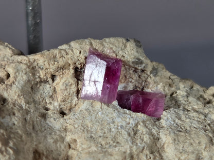 Roter Beryll - Utah/USA ca. 5,4x2,7cm