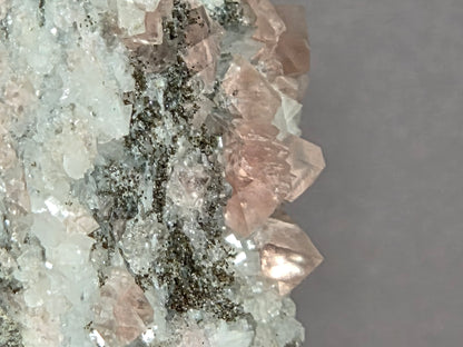 rosa Fluorit/Adular - Göschen/Schweiz ca. 5x5cm