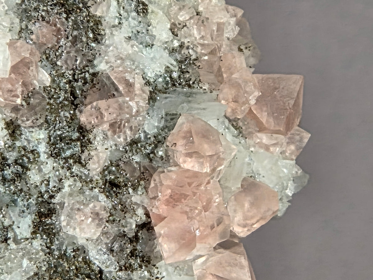 rosa Fluorit/Adular - Göschen/Schweiz ca. 5x5cm