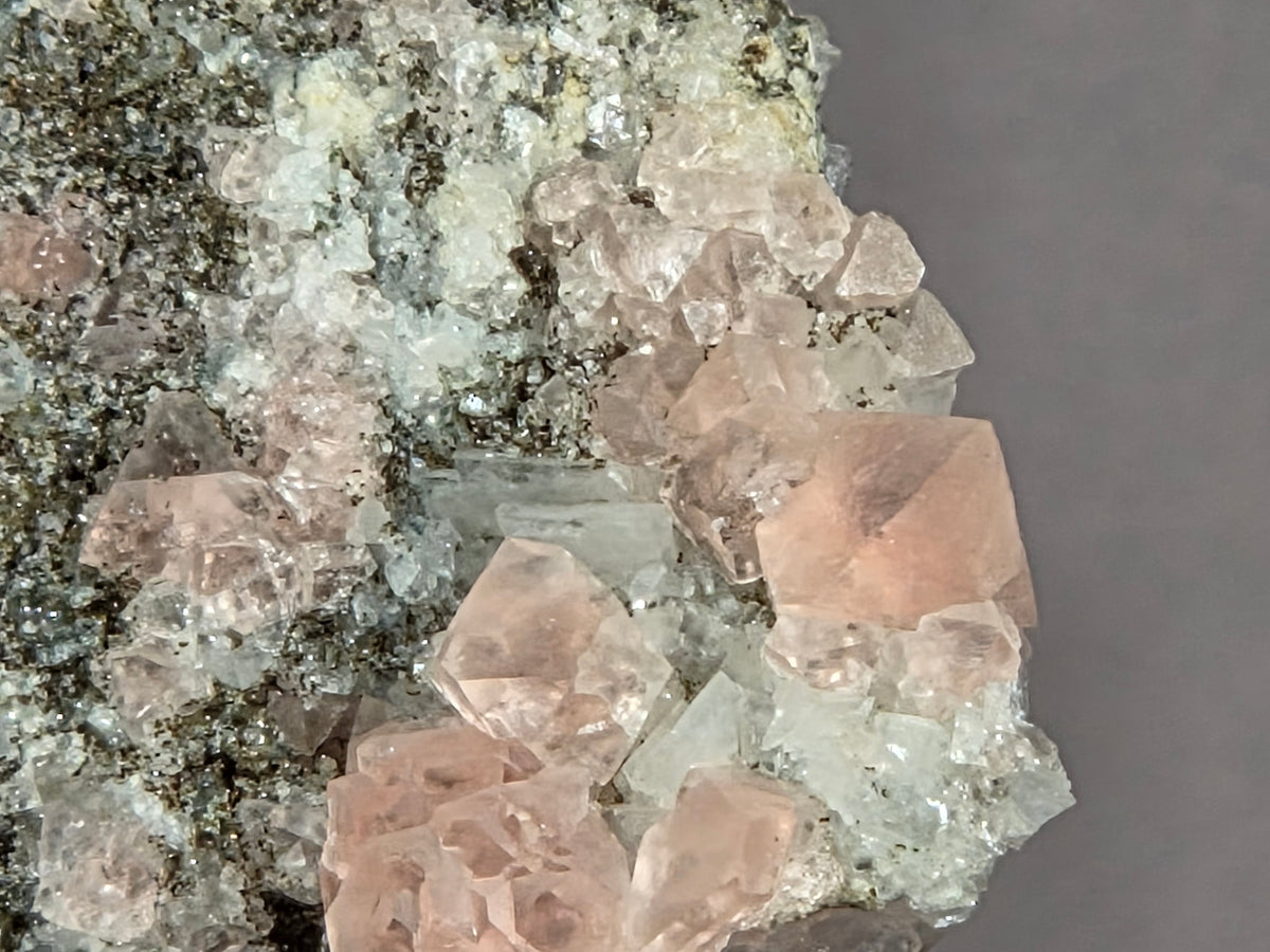 rosa Fluorit/Adular - Göschen/Schweiz ca. 5x5cm