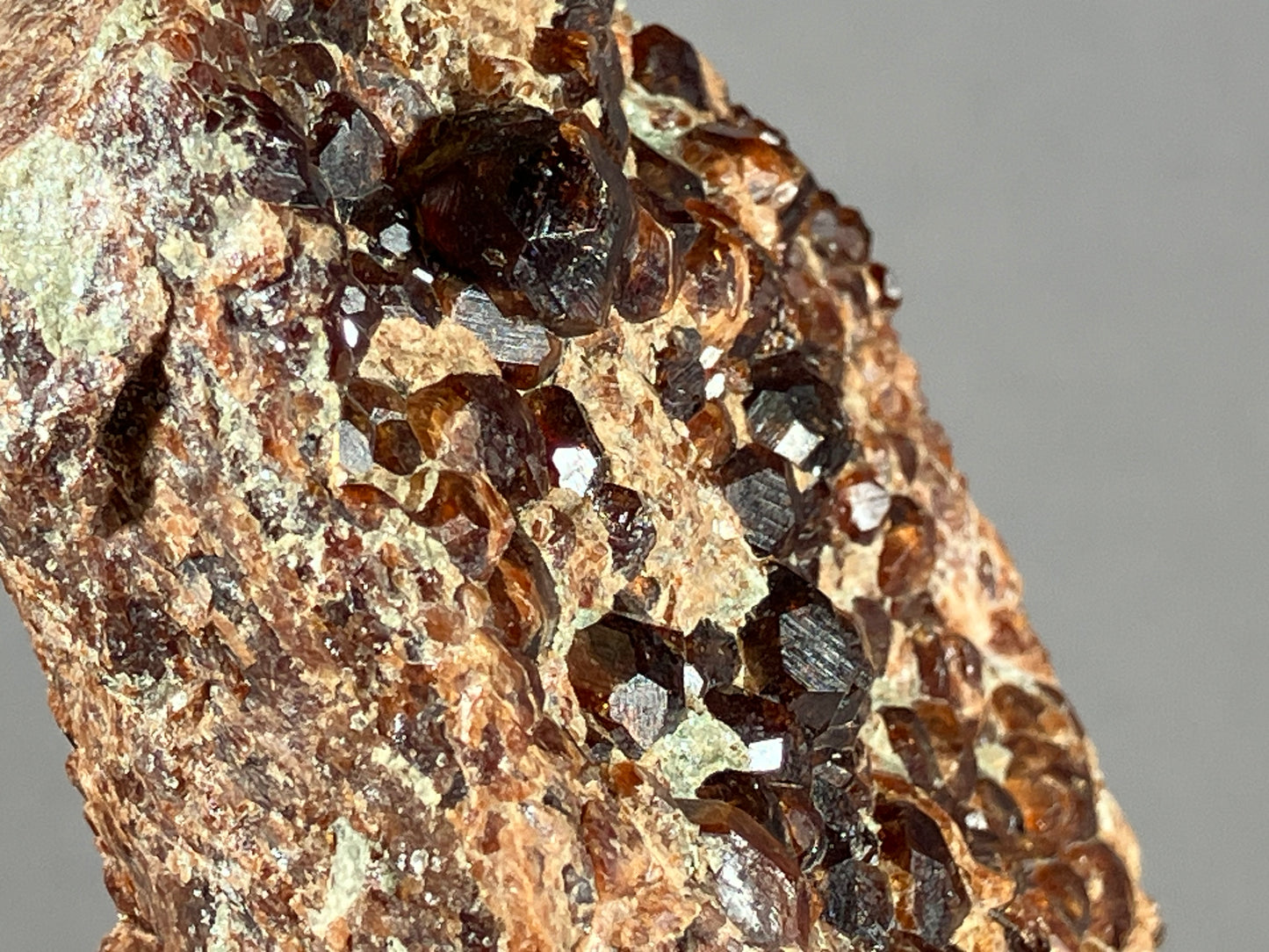 Hessonit - Aostatal/Italien ca. 8x4,5cm