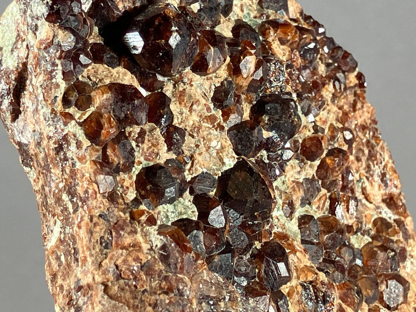 Hessonit - Aostatal/Italien ca. 8x4,5cm