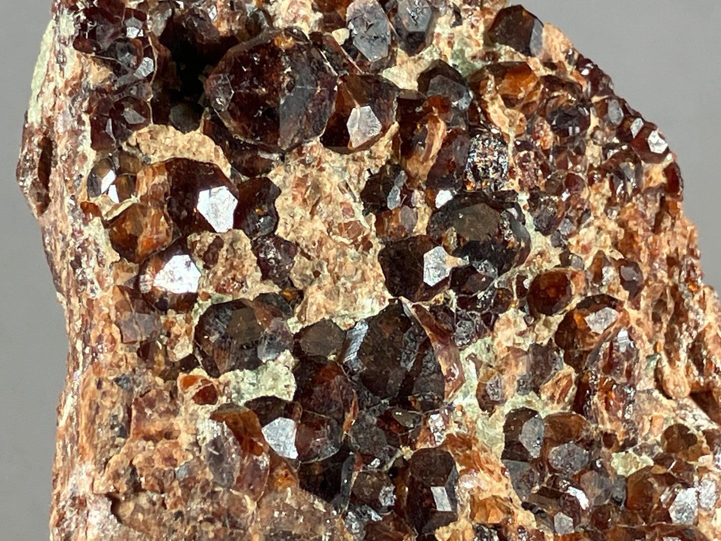 Hessonit - Aostatal/Italien ca. 8x4,5cm