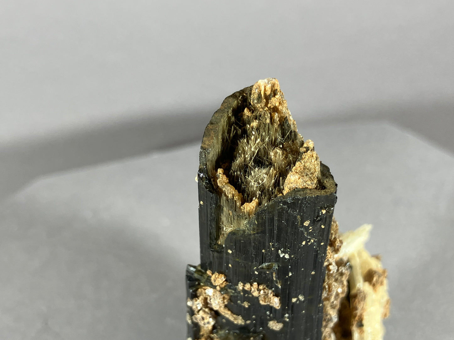 Turmalin/Cleavelandit/Lepidolith - Minas Gerais/Brasilien ca. 6,8x4cm