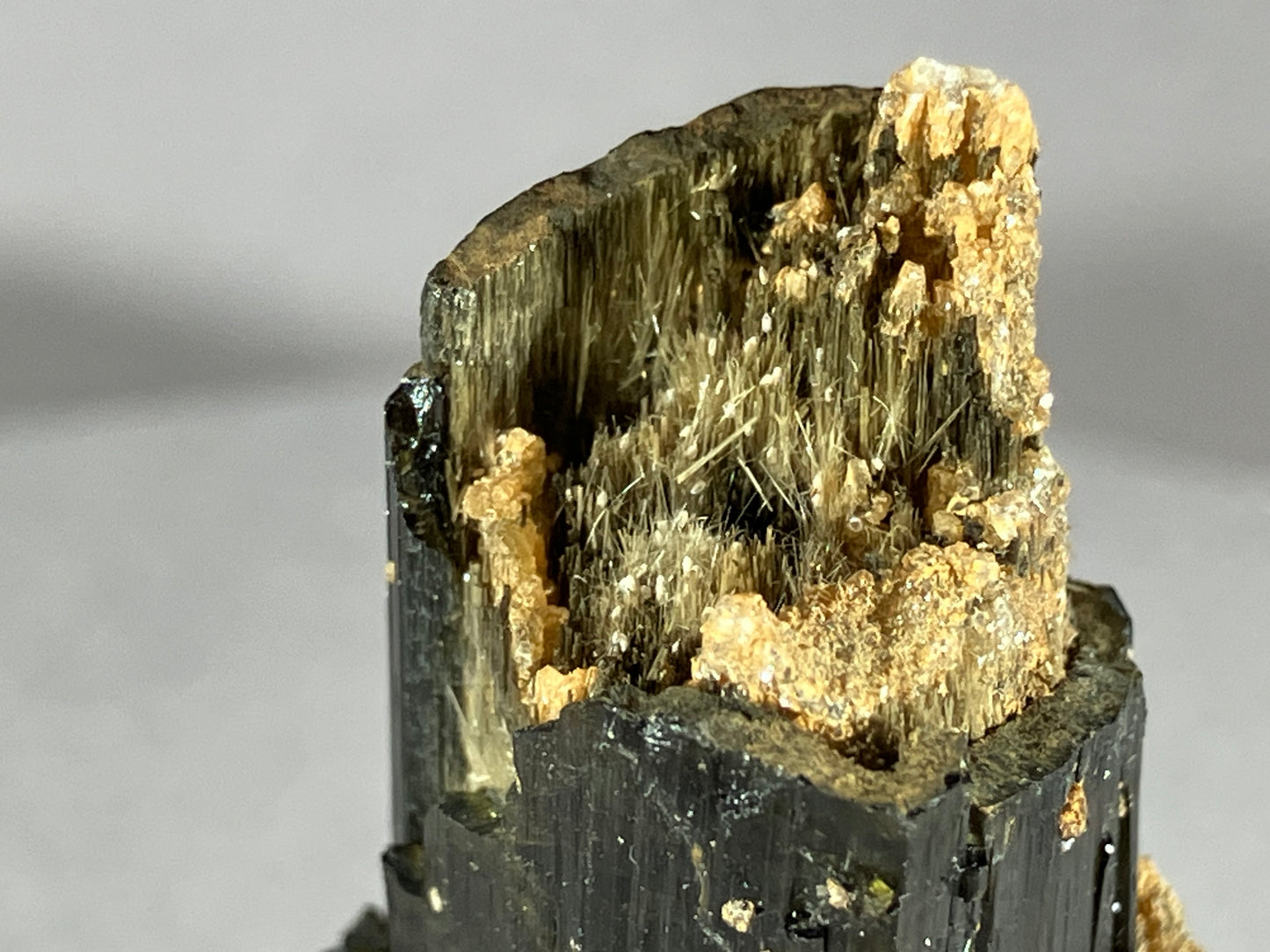 Turmalin/Cleavelandit/Lepidolith - Minas Gerais/Brasilien ca. 6,8x4cm