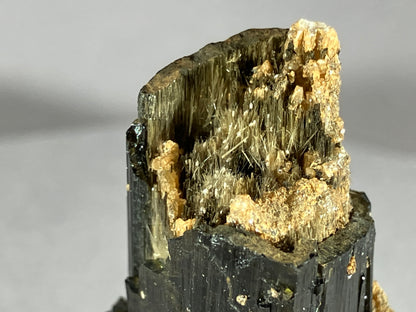 Turmalin/Cleavelandit/Lepidolith - Minas Gerais/Brasilien ca. 6,8x4cm