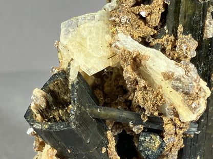 Turmalin/Cleavelandit/Lepidolith - Minas Gerais/Brasilien ca. 6,8x4cm