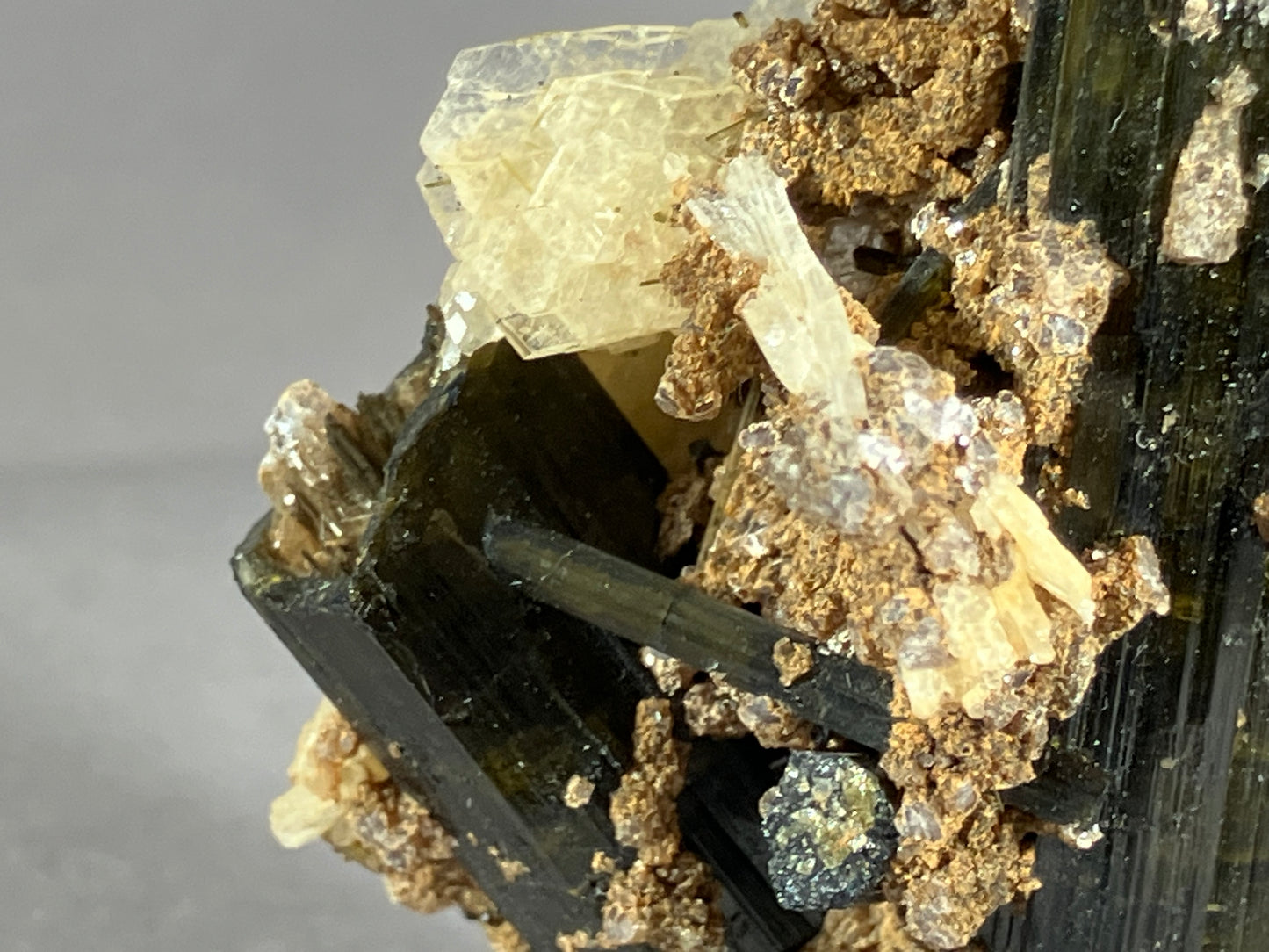 Turmalin/Cleavelandit/Lepidolith - Minas Gerais/Brasilien ca. 6,8x4cm