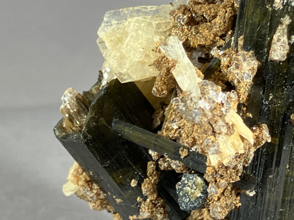 Turmalin/Cleavelandit/Lepidolith - Minas Gerais/Brasilien ca. 6,8x4cm