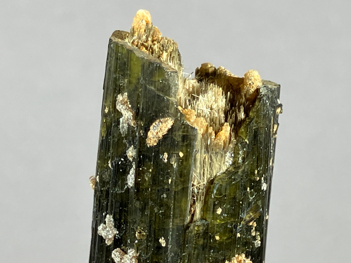 Turmalin/Cleavelandit/Lepidolith - Minas Gerais/Brasilien ca. 6,8x4cm