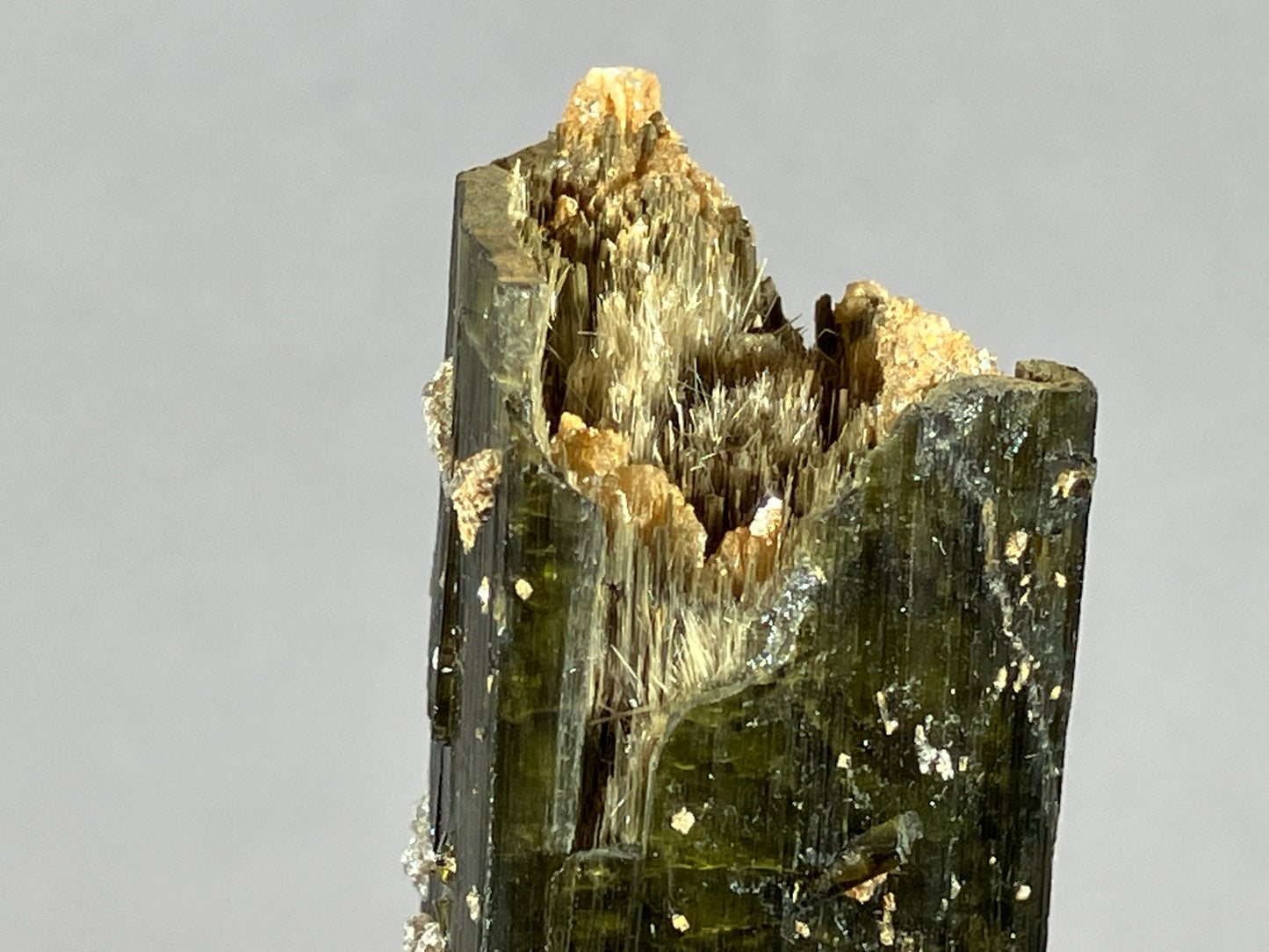 Turmalin/Cleavelandit/Lepidolith - Minas Gerais/Brasilien ca. 6,8x4cm