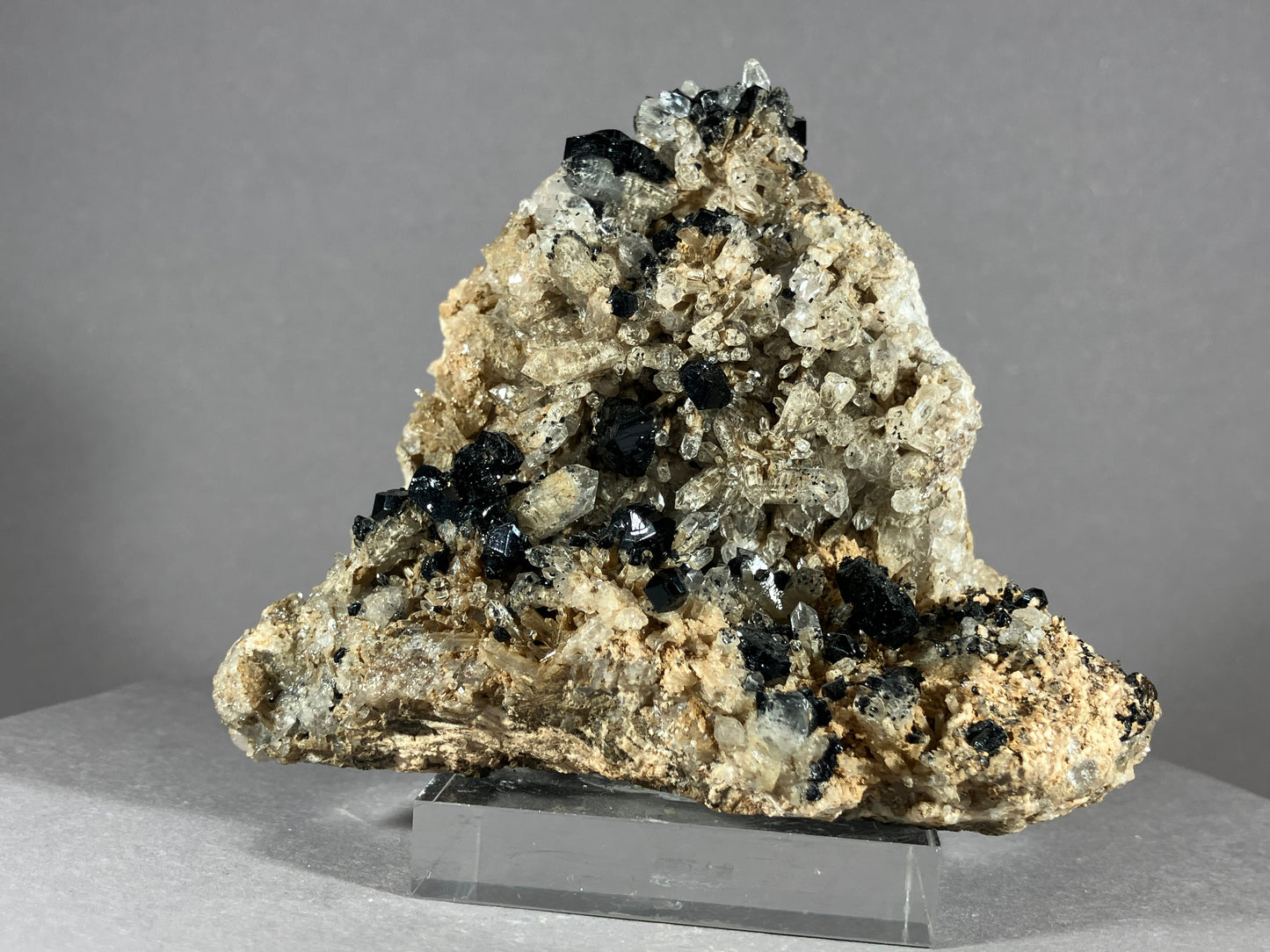 Ilvait/Hedenbergit/Calcit - Dálnegorsk/Russland ca. 9x8cm