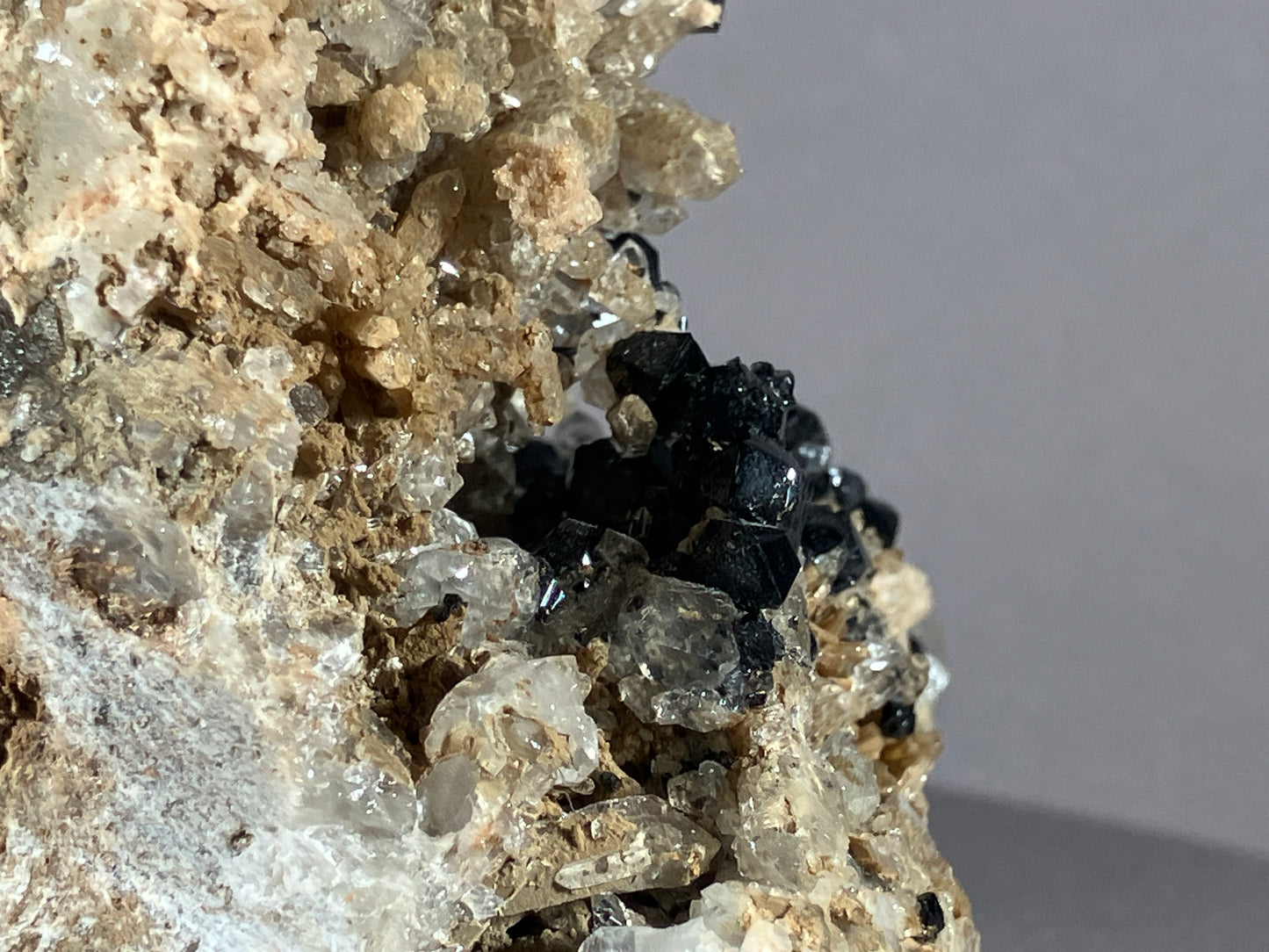 Ilvait/Hedenbergit/Calcit - Dálnegorsk/Russland ca. 9x8cm