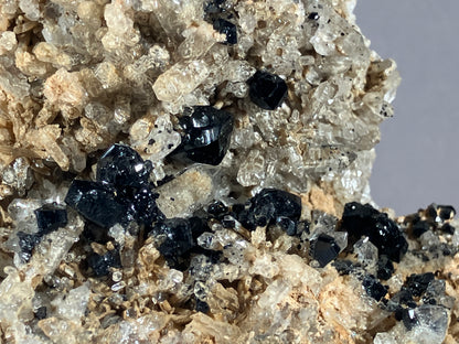 Ilvait/Hedenbergit/Calcit - Dálnegorsk/Russland ca. 9x8cm