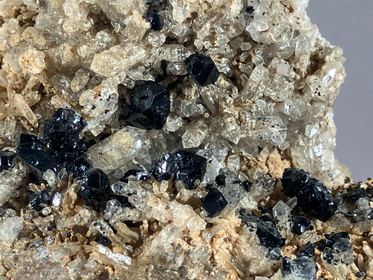 Ilvait/Hedenbergit/Calcit - Dálnegorsk/Russland ca. 9x8cm