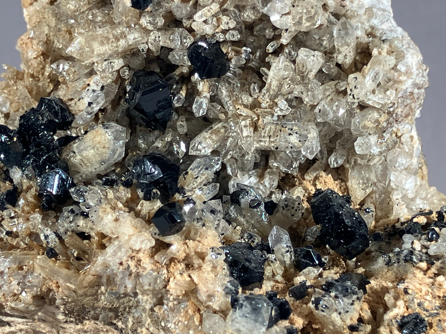 Ilvait/Hedenbergit/Calcit - Dálnegorsk/Russland ca. 9x8cm