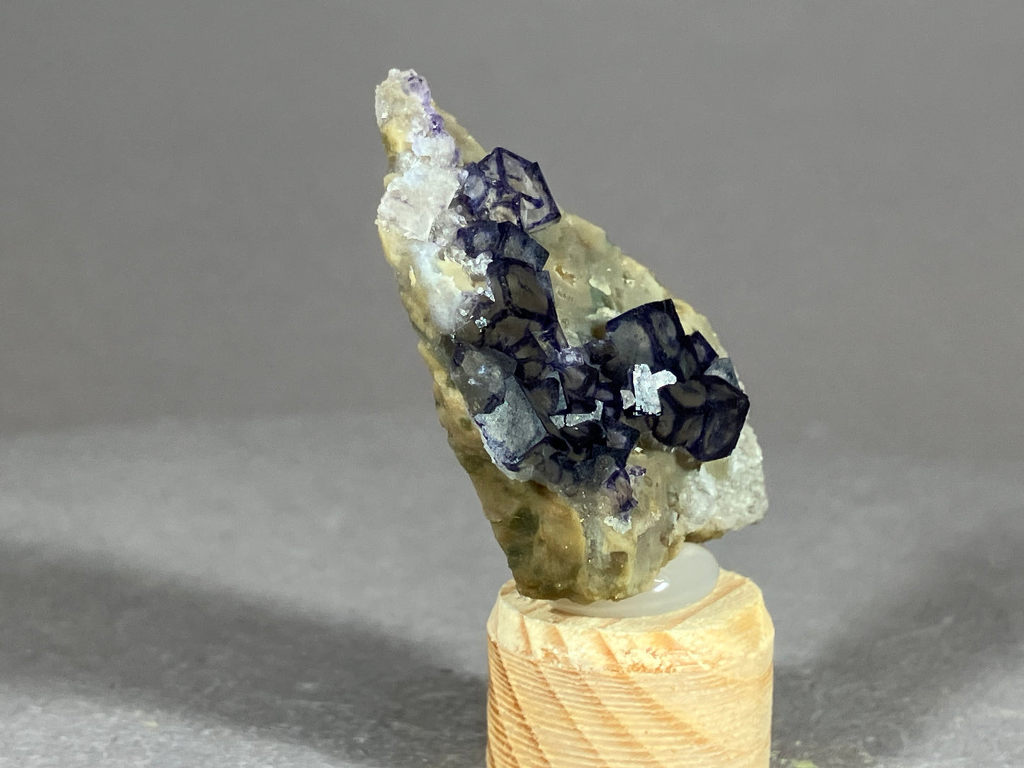 Fluorit - Chifeng/China ca. 3x1,5cm