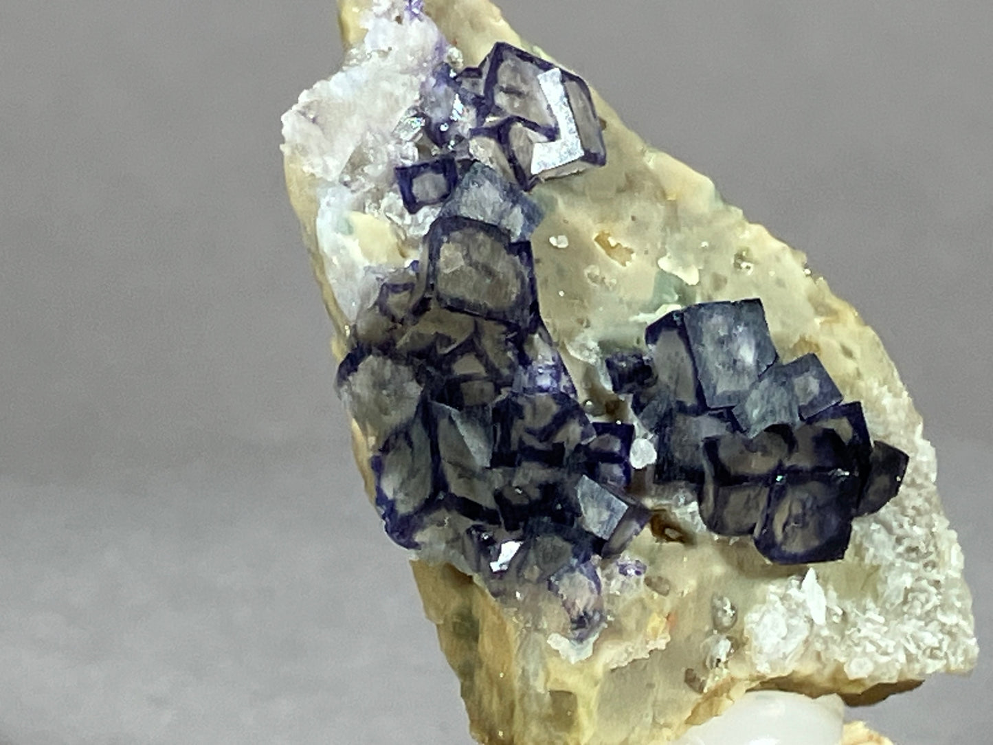 Fluorit - Chifeng/China ca. 3x1,5cm