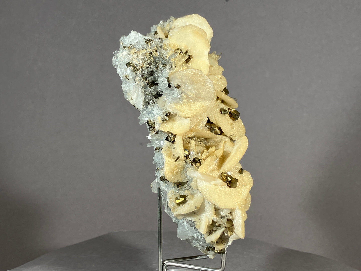 Bergkristall/Calcit/Pyrit - Dálnegorsk/Russland ca. 8,5x7cm