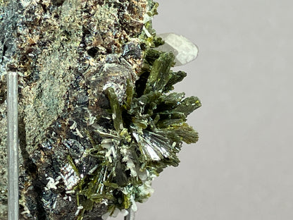Epidot/Quarz/Granat - Gilgit/Pakistan ca. 5x4,5cm