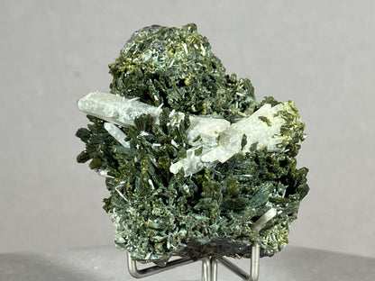 Epidot/Quarz/Granat - Gilgit/Pakistan ca. 5x4,5cm