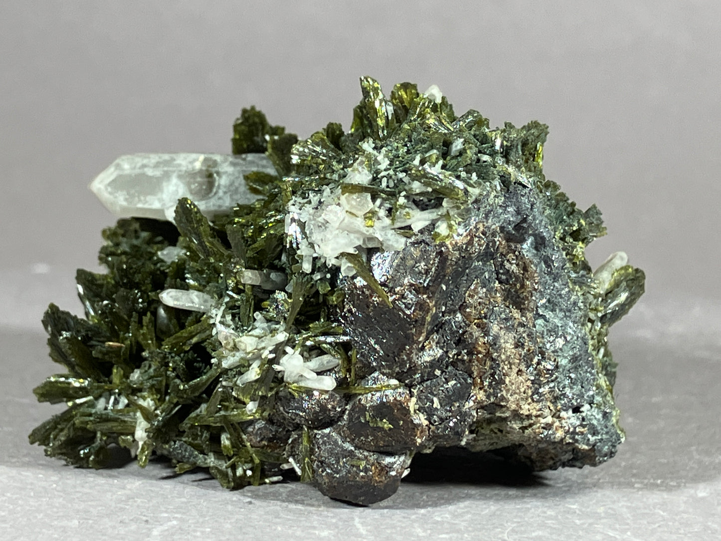 Epidot/Quarz/Granat - Gilgit/Pakistan ca. 5x4,5cm
