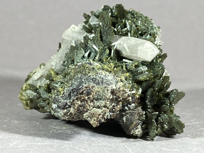 Epidot/Quarz/Granat - Gilgit/Pakistan ca. 5x4,5cm