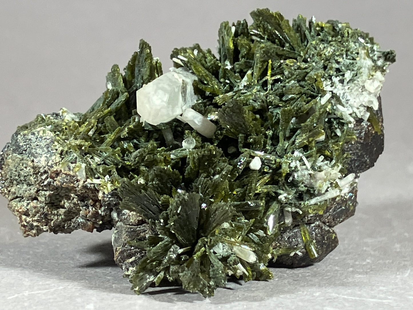 Epidot/Quarz/Granat - Gilgit/Pakistan ca. 5x4,5cm