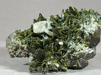 Epidot/Quarz/Granat - Gilgit/Pakistan ca. 5x4,5cm