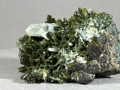 Epidot/Quarz/Granat - Gilgit/Pakistan ca. 5x4,5cm