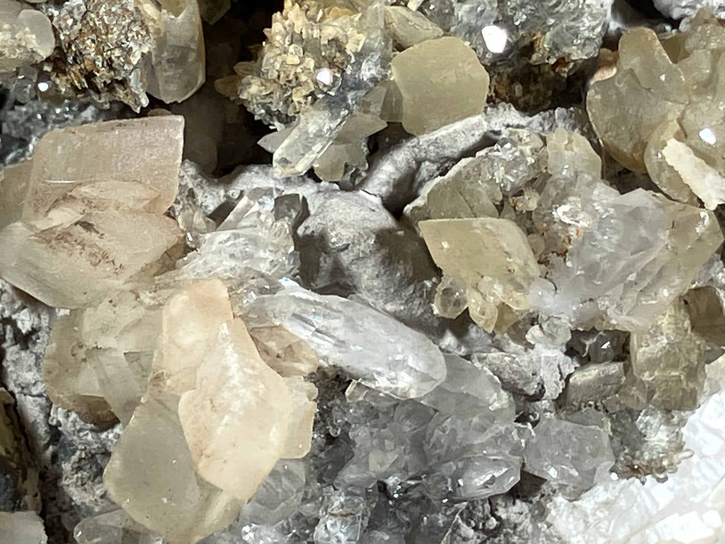 Bergkristall/Calcit - Pfunds/Tirol ca. 10x8cm