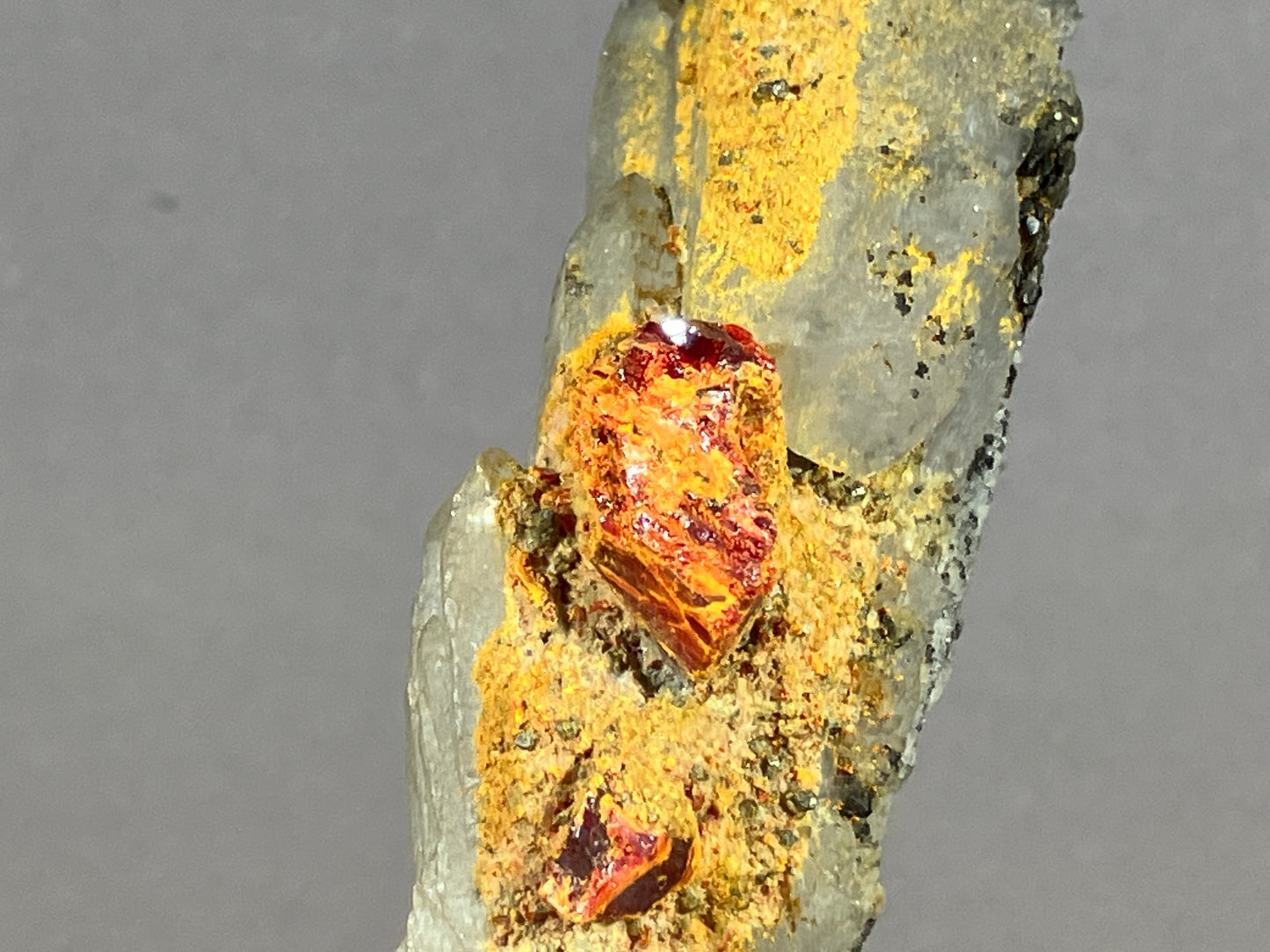 Realgar/Bergkristall - Baja Sprie/Rumänien ca. 9x3cm