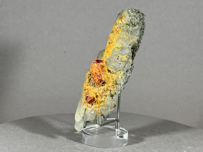 Realgar/Bergkristall - Baja Sprie/Rumänien ca. 9x3cm