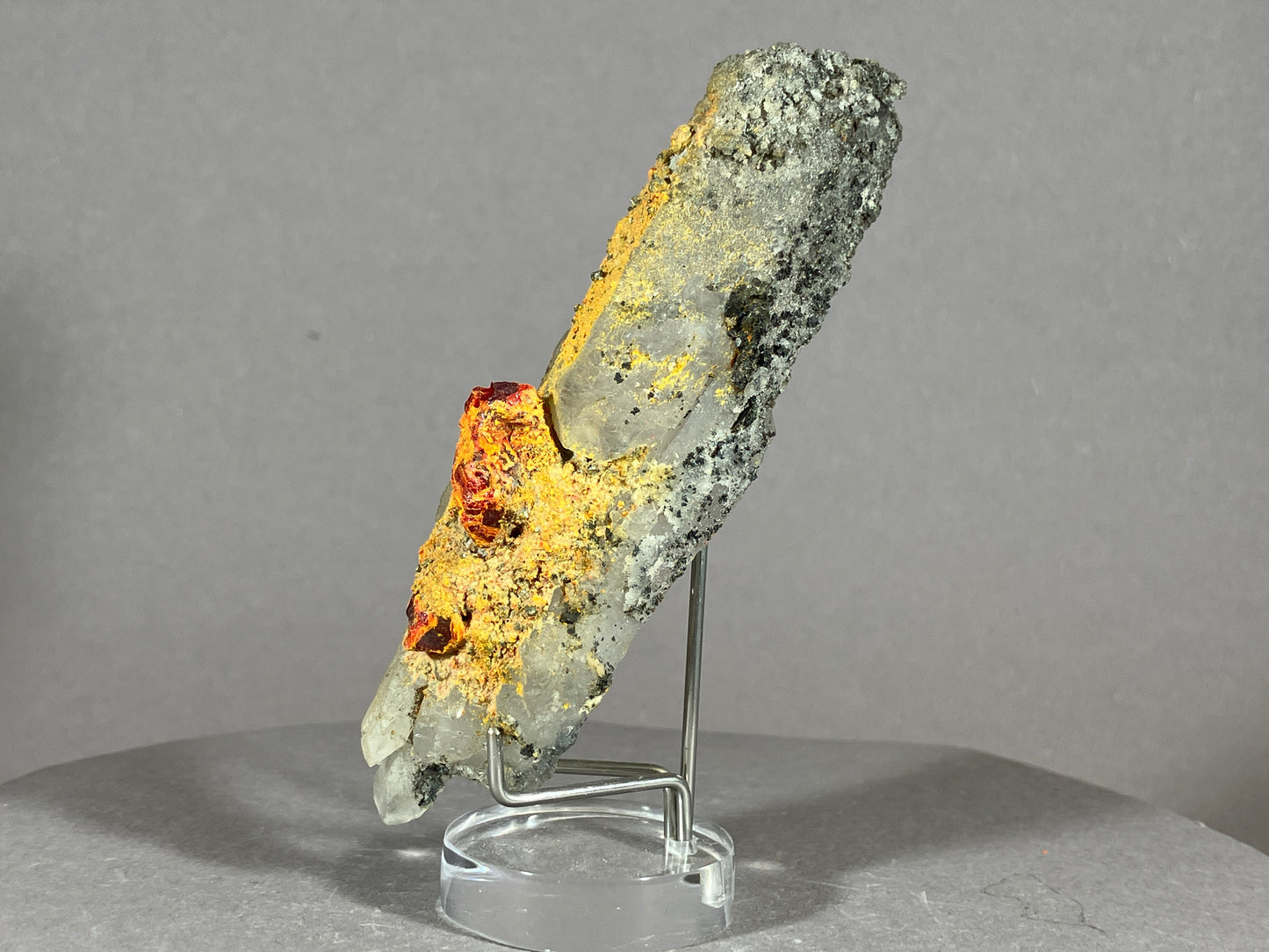 Realgar/Bergkristall - Baja Sprie/Rumänien ca. 9x3cm