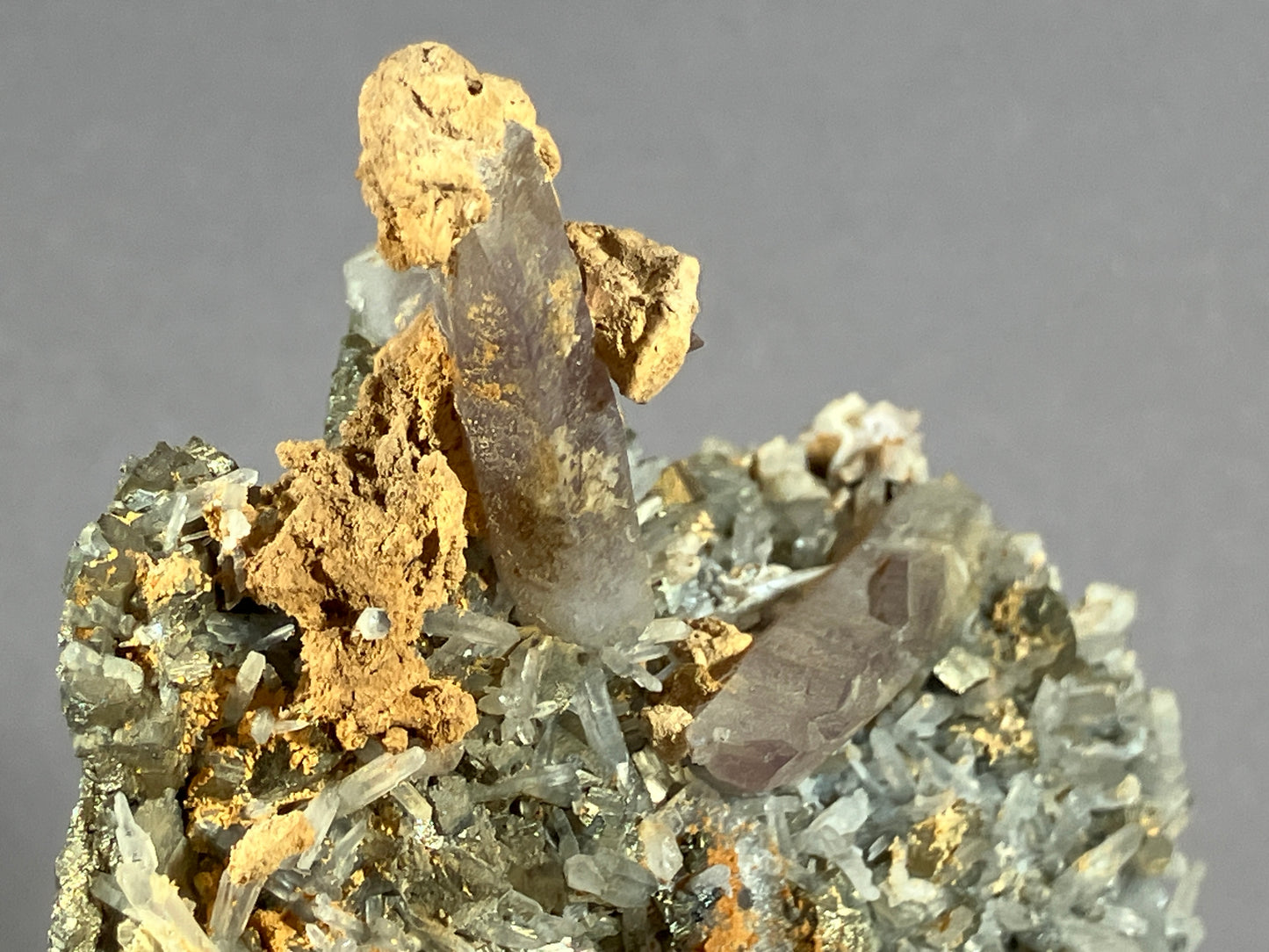 Amethyst/Pyrit/Nadelquarz - Siebenbürgen/Rumänien ca. 10x7,5cm