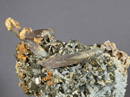Amethyst/Pyrit/Nadelquarz - Siebenbürgen/Rumänien ca. 10x7,5cm