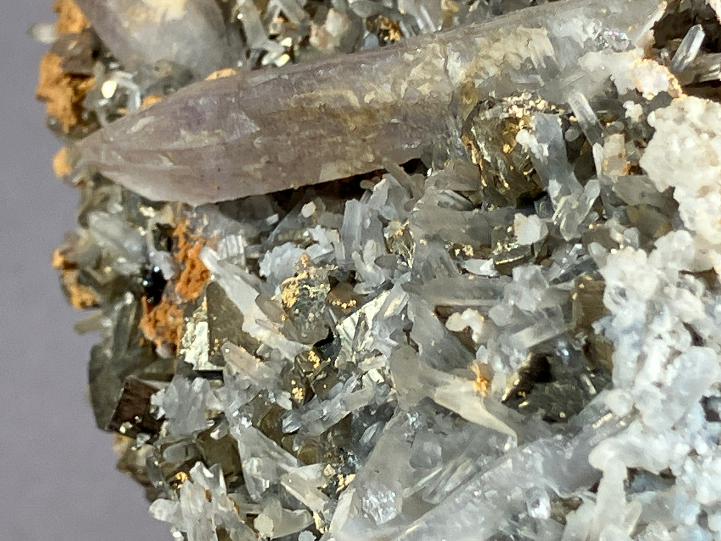 Amethyst/Pyrit/Nadelquarz - Siebenbürgen/Rumänien ca. 10x7,5cm