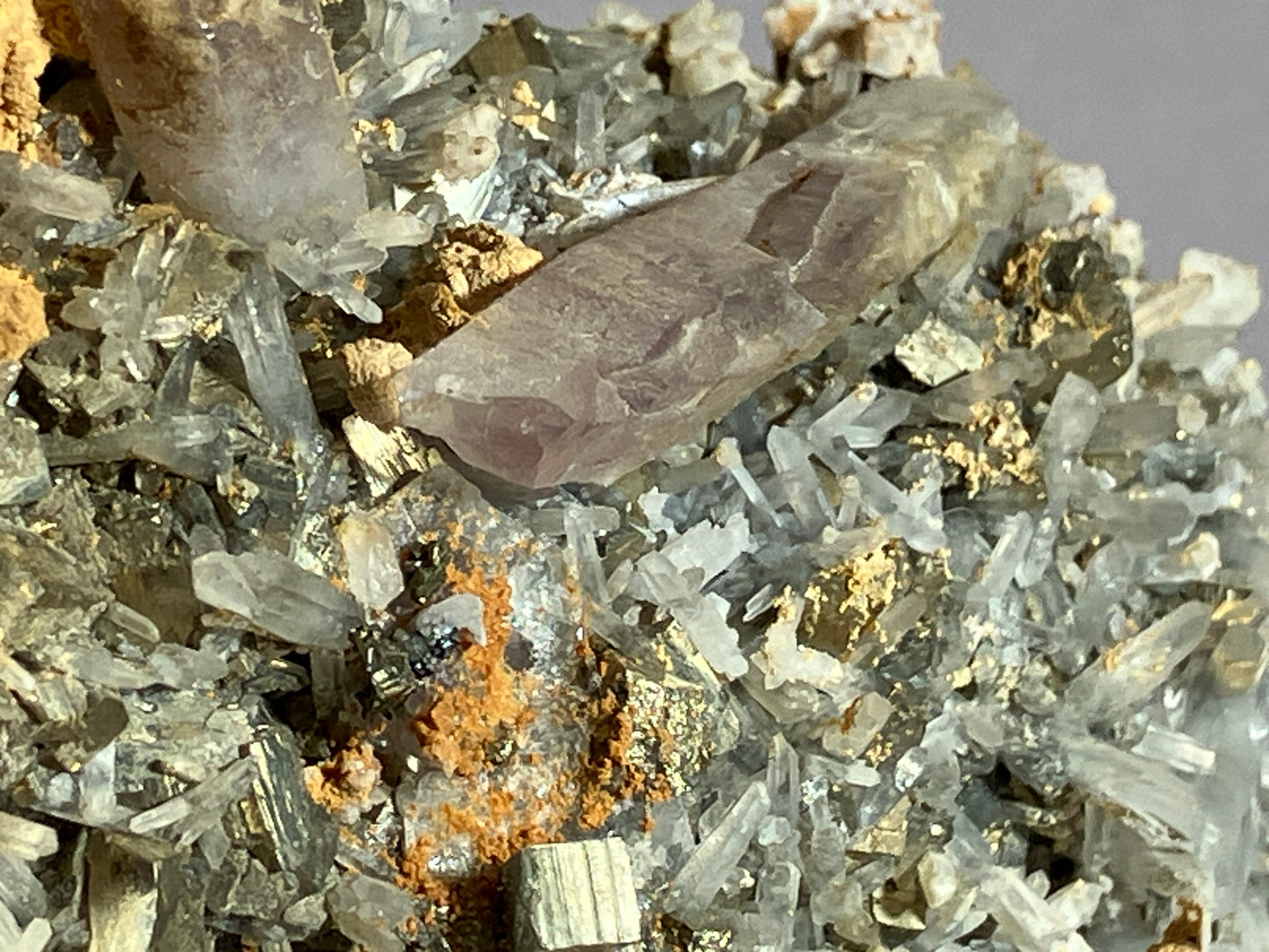 Amethyst/Pyrit/Nadelquarz - Siebenbürgen/Rumänien ca. 10x7,5cm