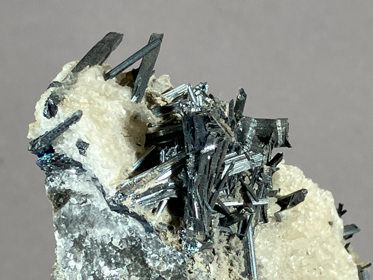 Antimonit - Grossetto/Italien ca. 8x4,5cm