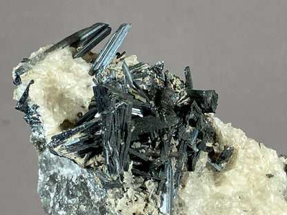 Antimonit - Grossetto/Italien ca. 8x4,5cm