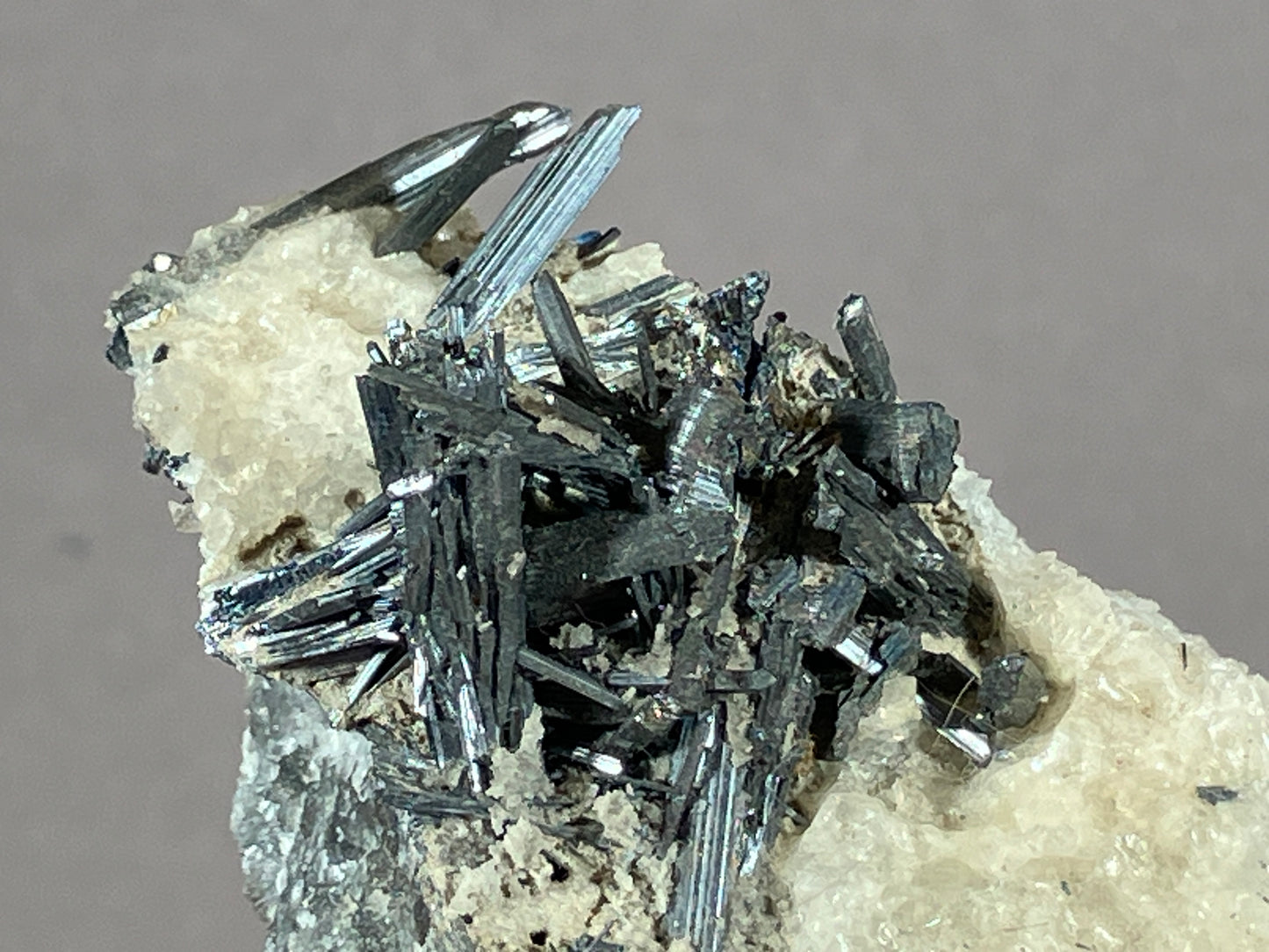 Antimonit - Grossetto/Italien ca. 8x4,5cm