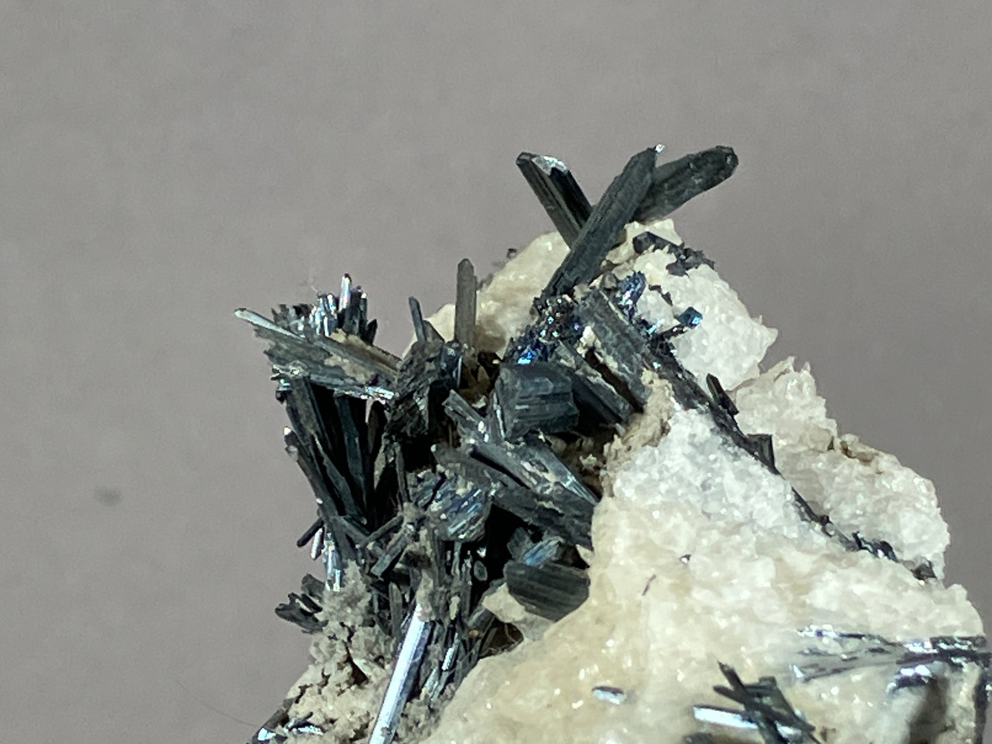 Antimonit - Grossetto/Italien ca. 8x4,5cm