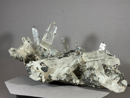 Bergkristall/Hämatit - Jinlong/China ca. 20x12cm