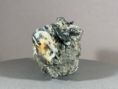 Antimonit - Grossetto/Italien ca. 8x4,5cm