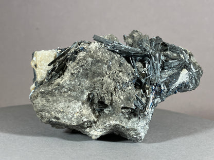 Antimonit - Grossetto/Italien ca. 8x4,5cm
