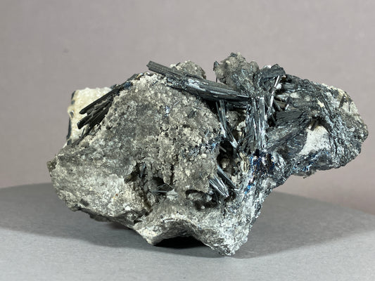Antimonit - Grossetto/Italien ca. 8x4,5cm